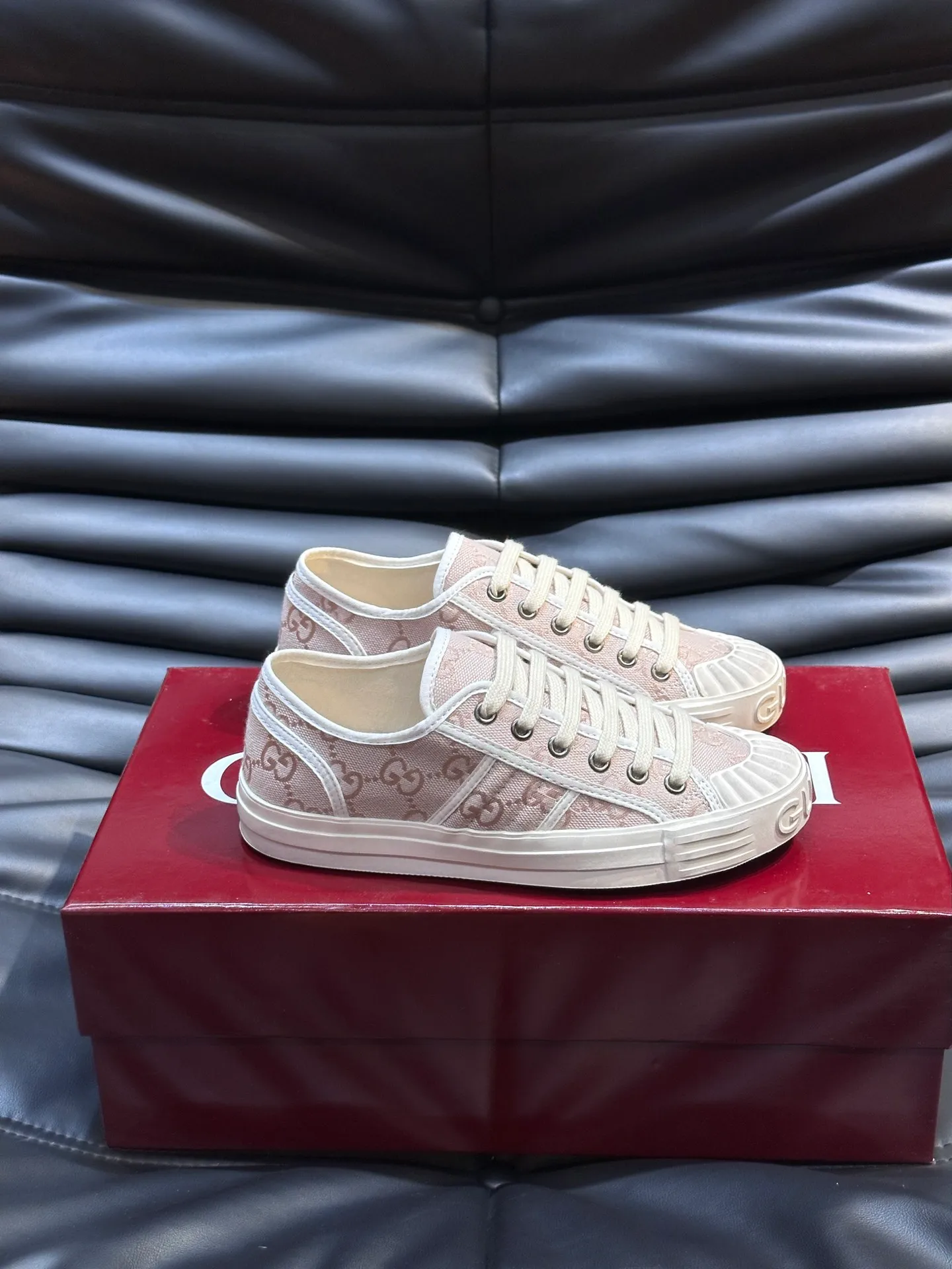Men's shoes 💰p360 "GUUC*" Couple model 👫GG printed canvas sneakers, this sneaker is from the Gucci Lido series, and its design is inspired by the summer style and beach clubs of the Italian coast. The early autumn series reinterprets the brand's classic design elements and exquisite patterns from a modern perspective. These low-top sneakers are crafted from the brand's original fabric, the classic GG printed canvas, with a slightly distressed effect around the rubber sole. The GG pattern and logo are cleverly integrated into the sole, and the toe is embellished with an embossed Gucci logo. The towel insoles are decorated with brand logo leather labels, are light, comfortable and breathable for the feet, and come with a full set of original packaging! Size: Female 35-40 Male 38-45 (46 customized)